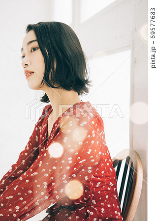 若い女性のヘアスタイルイメージ ショート ボブ ミディアム の写真素材 若い女性のヘアスタイルイメージ ショート ボブ ミディアム の写真素材
