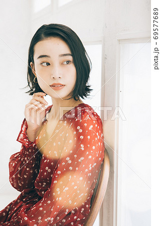 若い女性のヘアスタイルイメージ ショート ボブ ミディアム の写真素材