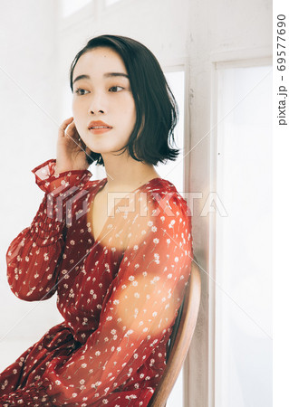 若い女性のヘアスタイルイメージ ショート ボブ ミディアム の写真素材 若い女性のヘアスタイルイメージ ショート ボブ ミディアム の写真素材