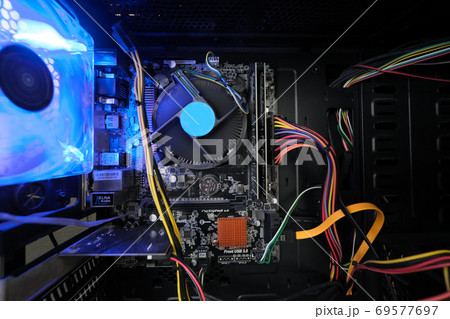 正面から見たパソコンの内部の基盤 69577697