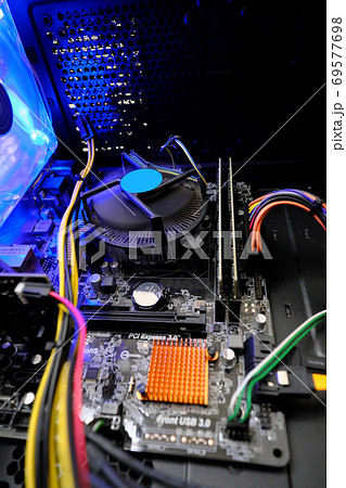 下から見上げたパソコンの内部 69577698