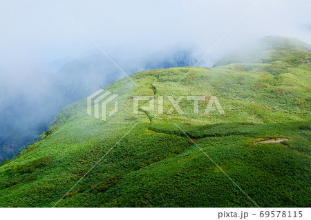 雨飾山 山頂直下から見る笹平 女神の横顔 雨飾山 山頂直下から見る笹平 女神の横顔 69578115