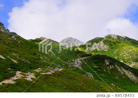 剱岳 登山口付近から見る一服劔と前剱 剱岳 登山口付近から見る一服劔と前剱 69578455