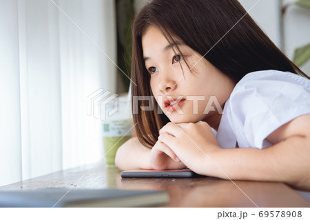 Cute Asian university students looking windows Cute Asian university students looking windows 69578908