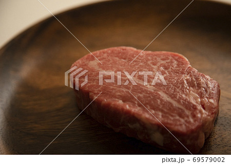 木皿の上の生の肉厚フィレステーキ 木皿の上の生の肉厚フィレステーキ 69579002
