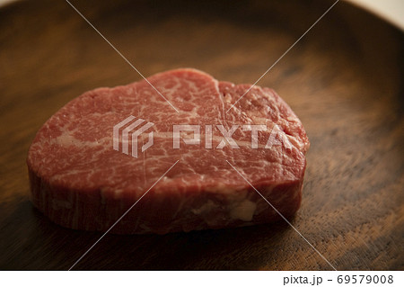 木皿の上の生の肉厚フィレステーキ 木皿の上の生の肉厚フィレステーキ 69579008
