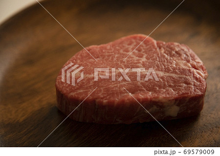 木皿の上の生の肉厚フィレステーキ 69579009