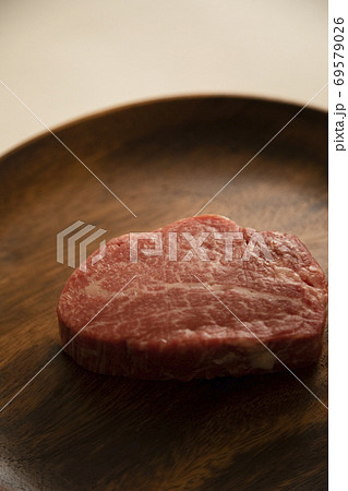 木皿の上の生の肉厚フィレステーキ 69579026