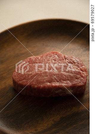 木皿の上の生の肉厚フィレステーキ 木皿の上の生の肉厚フィレステーキ 69579027