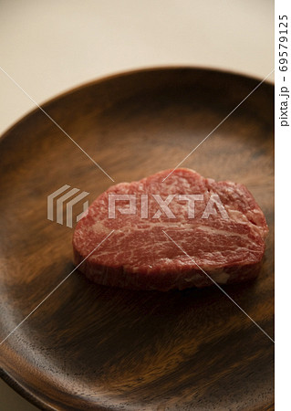 木皿の上の生の肉厚フィレステーキ 木皿の上の生の肉厚フィレステーキ 69579125
