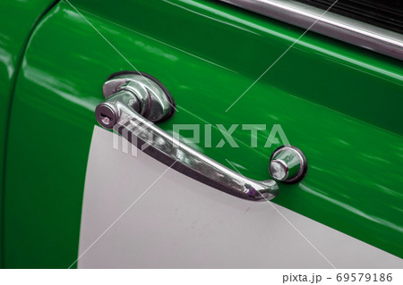 古い車のドアハンドル Old car door handle (door knob)の写真素材