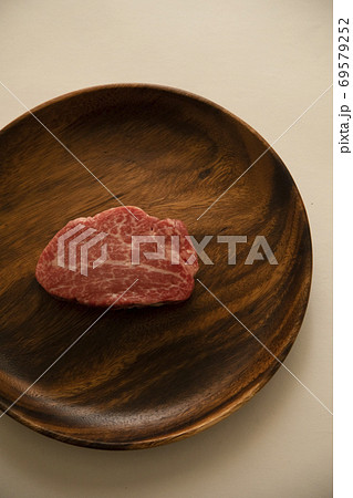 アカシアプレートに乗せた生の牛フィレステーキ 69579252