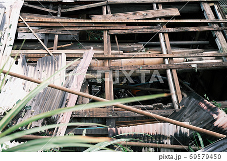 災害で屋根が吹き飛んだ小屋 69579450