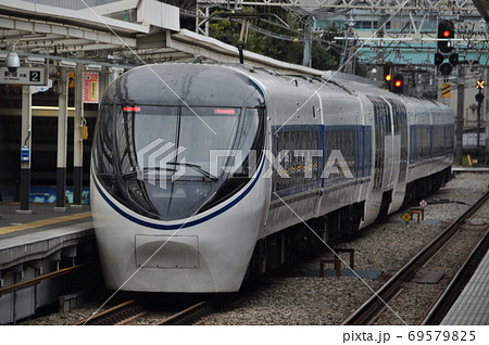 小田急小田原線、南新宿駅に入線する特急あさぎり（JR東海371系） 69579825