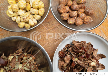 栗の皮むき、剥いた栗、渋皮付き 69579963