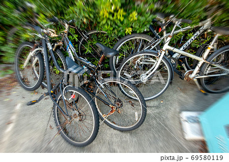 迷惑駐輪の放置自転車 迷惑駐輪の放置自転車 69580119
