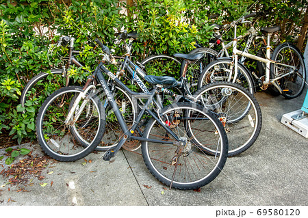 迷惑駐輪の放置自転車 69580120