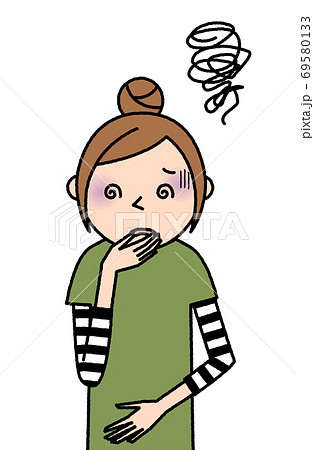 吐気を感じる若い女性 ママ 69580133
