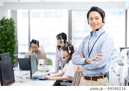 ビジネスウーマン、オフィス、オペレーター ビジネスウーマン、オフィス、オペレーター 69580216