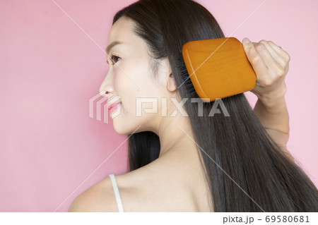 髪の毛をとかす女性 髪の毛をとかす女性 69580681
