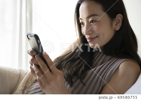 スマホを見る女性 スマホを見る女性 69580755