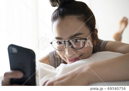 スマホを見る女性 スマホを見る女性 69580756