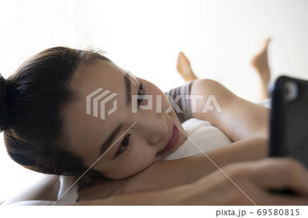 スマホを見る女性 スマホを見る女性 69580815