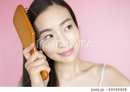 髪の毛をとかす女性 69580908