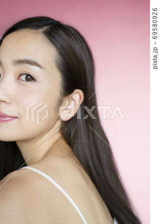 女性のビューティーポートレート 女性のビューティーポートレート 69580926