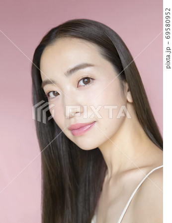 女性のビューティーポートレート 女性のビューティーポートレート 69580952