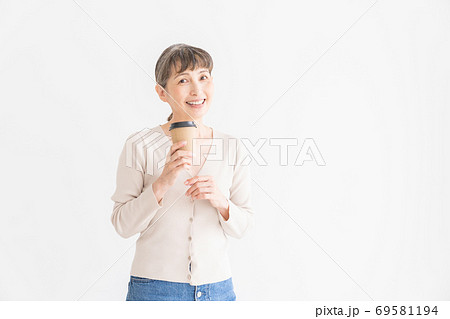 リラックスするシニア女性 飲み物 リラックスするシニア女性 飲み物 69581194