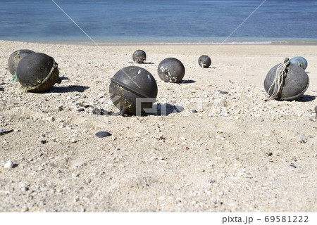 奄美大島の海岸に漂着するゴミ 69581222