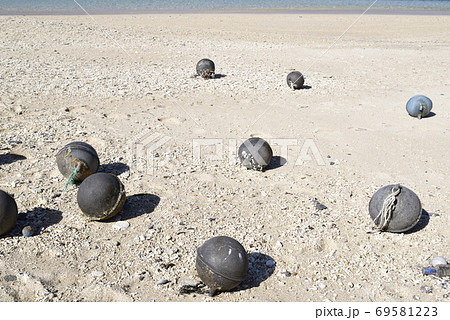 奄美大島の海岸に漂着するゴミ 69581223