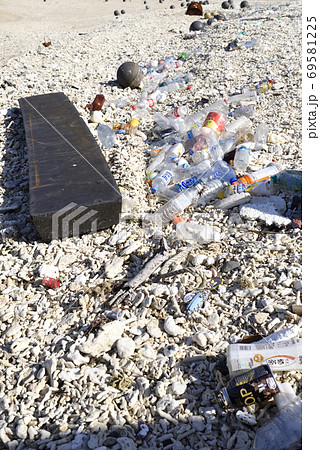 奄美大島の海岸に漂着するゴミ 69581225