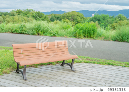 遊歩道のベンチ 遊歩道のベンチ 69581558