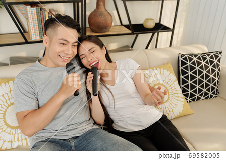 Singing young couple 69582005