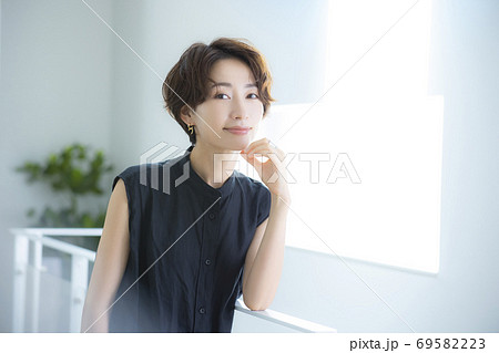 ビューティーイメージ 30代女性の写真素材 69582223 Pixta