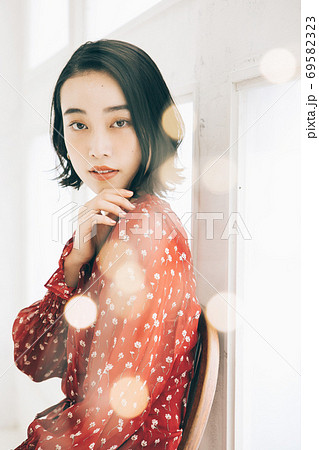 若い女性のヘアスタイルイメージ ショート ボブ ミディアム の写真素材 若い女性のヘアスタイルイメージ ショート ボブ ミディアム の写真素材