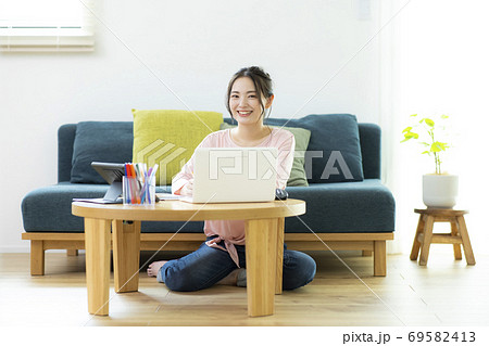 女性　テレワーク　勉強　オンライン授業　 69582413