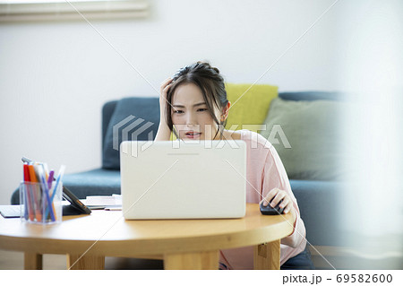 女性　テレワーク　勉強　オンライン授業　 69582600