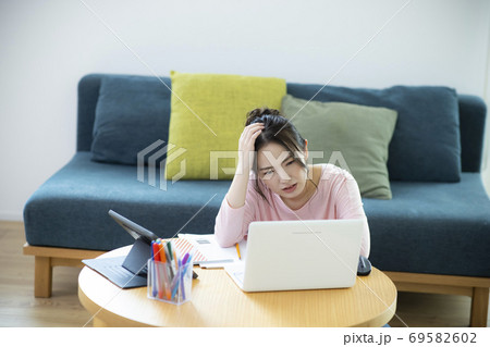 女性 テレワーク 勉強 オンライン授業 女性 テレワーク 勉強 オンライン授業 69582602