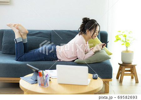 女性 テレワーク 勉強 オンライン授業 女性 テレワーク 勉強 オンライン授業 69582693