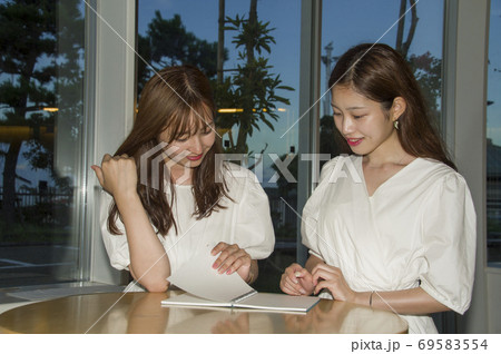 リゾートホテルで打ち合わせをする二人の女性 69583554