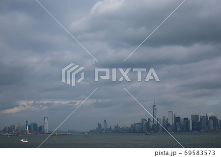 寒波の前のニューヨークと光る自由の女神 69583573