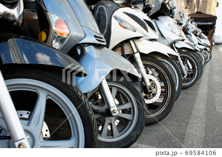 parking of scooters in the Italian Milan - Image parking of scooters in the Italian Milan - Image 69584106