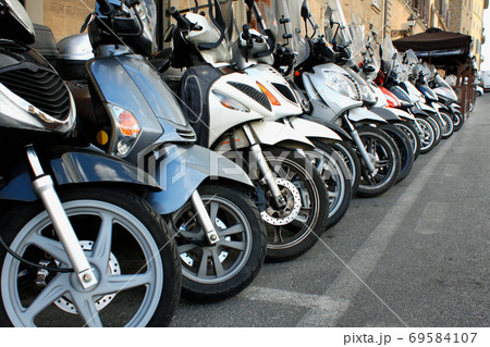 parking of scooters in the Italian Milan - Image parking of scooters in the Italian Milan - Image 69584107