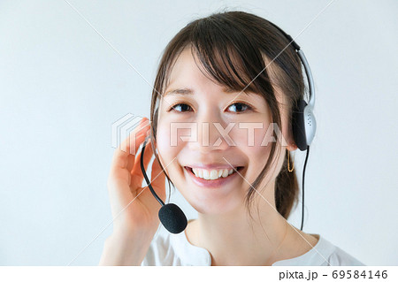 コールセンターの女性 コールセンターの女性 69584146