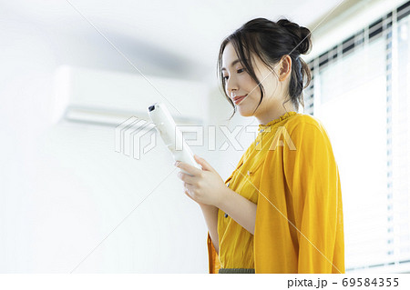 エアコンと女性 69584355
