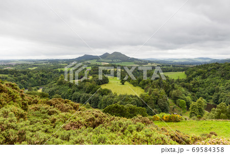 Scott's View. Scott's View is a scenic viewpoint overlooking the valley of the River Tweed in the Scottish Borders. Scott's View. Scott's View is a scenic viewpoint overlooking the valley of the River Tweed in the Scottish Borders. 69584358