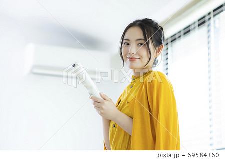 エアコンと女性 69584360